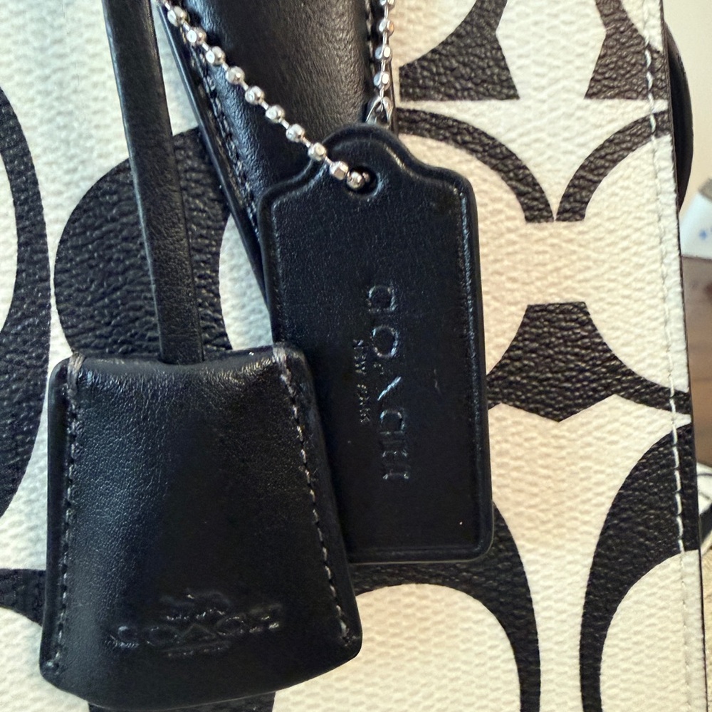 Coach Large Andrea Carryall Black/ White Satchel Bag (crossbody strap NOT inc) - Picture 4 of 10